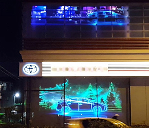 東京トヨタ自動車株式会社 上板橋店 様 1階ガラス面・2階外壁への投影